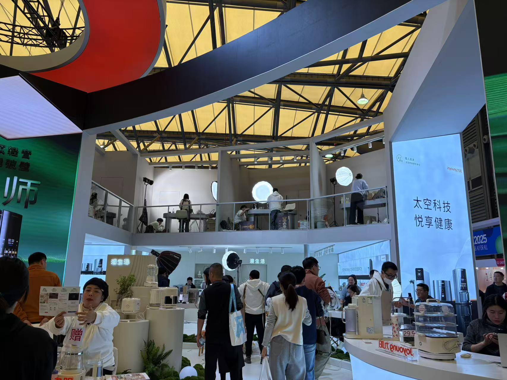 九阳展台密集的直播间 时代周报/摄
